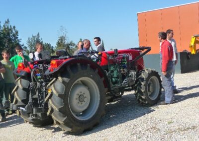 Le lycée de Théza accueille son nouveau tracteur pédagogique